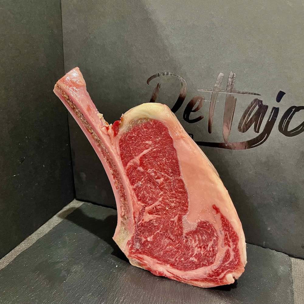 Cowboy Steak di Black Angus Italiana Pantano Carni vista laterale